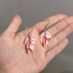 Серьги листики розовые грозди матовые