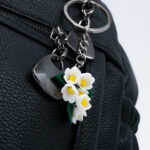 Брелок ландыши на цепочке с листиками (Бижутерия)
