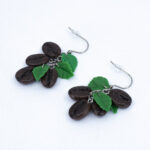 Серьги кофейные зёрна 4 шт грозди с зелёными листочками (Бижутерия)