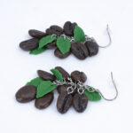 Серьги кофейные зёрна 8 шт грозди с зелёными листочками (Бижутерия)