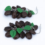 Серьги кофейные зёрна 12 шт грозди с зелёными листочками (Бижутерия)