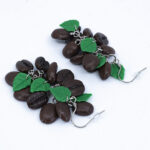 Серьги кофейные зёрна 12 шт грозди с зелёными листочками (Бижутерия)