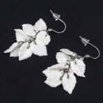 Серьги листики белые грозди матовые (Бижутерия)