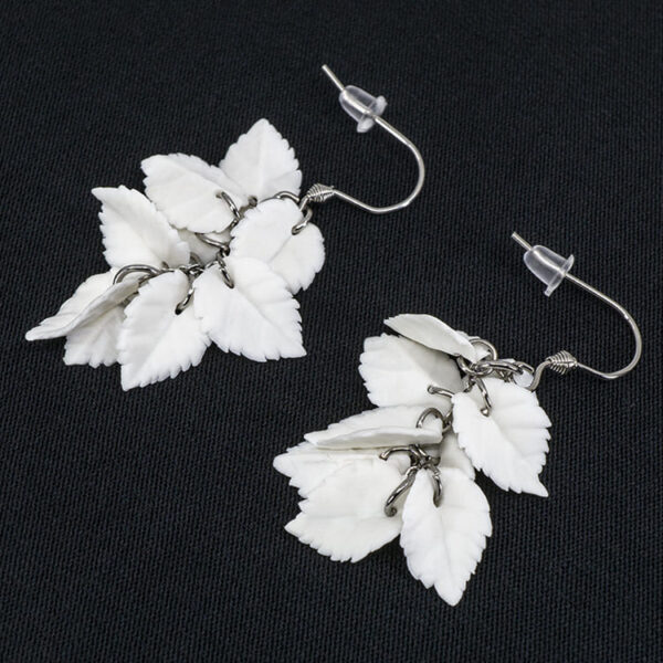 Серьги листики белые грозди матовые (Бижутерия)