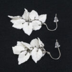 Серьги листики белые грозди матовые (Бижутерия)