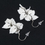 Серьги листики белые грозди матовые (Бижутерия)