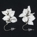 Серьги листики белые грозди матовые (Бижутерия)