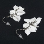 Серьги листики белые грозди матовые (Бижутерия)