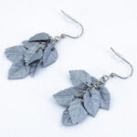 Серьги листики серебряные грозди металлик (Бижутерия)