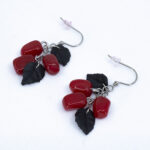 Серьги гранатовые зёрна 3 шт грозди с чёрными листочками (Бижутерия)