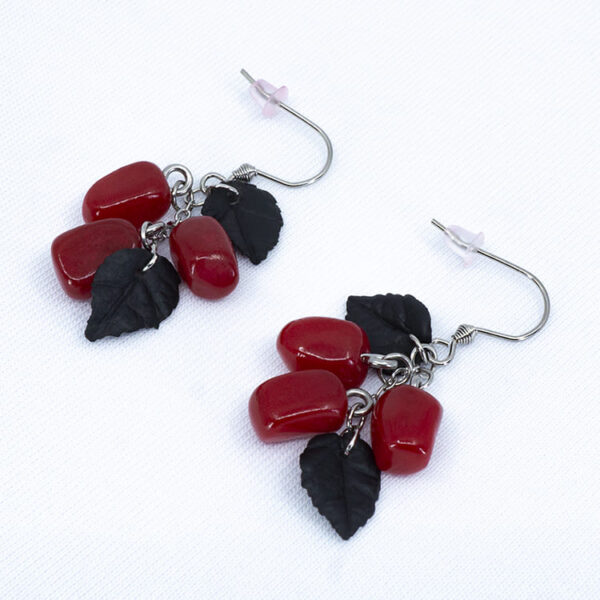 Серьги гранатовые зёрна 3 шт грозди с чёрными листочками (Бижутерия)