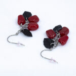 Серьги гранатовые зёрна 3 шт грозди с чёрными листочками (Бижутерия)