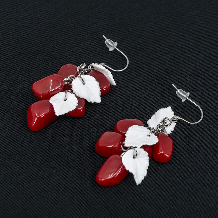 Серьги гранатовые зёрна 5 шт грозди с белыми листочками (Бижутерия)