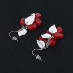 Серьги гранатовые зёрна 5 шт грозди с белыми листочками (Бижутерия)