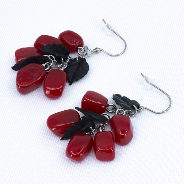 Серьги гранатовые зёрна 5 шт грозди с чёрными листочками (Бижутерия)