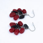 Серьги гранатовые зёрна 5 шт грозди с чёрными листочками (Бижутерия)