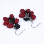 Серьги гранатовые зёрна 5 шт грозди с чёрными листочками (Бижутерия)