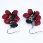 Серьги гранатовые зёрна 5 шт грозди с чёрными листочками (Бижутерия)