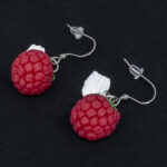 Серьги малинки красные с белыми листочками (Бижутерия)