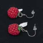 Серьги малинки красные с белыми листочками (Бижутерия)