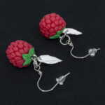 Серьги малинки красные с белыми листочками (Бижутерия)