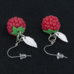 Серьги малинки красные с белыми листочками (Бижутерия)