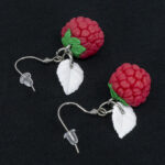 Серьги малинки красные с белыми листочками (Бижутерия)
