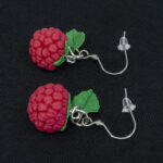 Серьги малинки красные с зелёными листочками (Бижутерия)