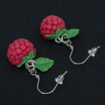 Серьги малинки красные с зелёными листочками (Бижутерия)