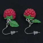 Серьги малинки красные с зелёными листочками (Бижутерия)