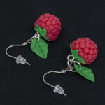 Серьги малинки красные с зелёными листочками (Бижутерия)