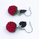 Серьги малинки красные с чёрными листочками (Бижутерия)