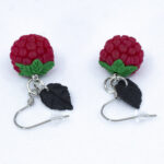Серьги малинки красные с чёрными листочками (Бижутерия)