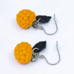 Серьги малинки оранжевые с чёрными листочками (Бижутерия)