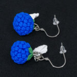 Серьги малинки синие с белыми листочками (Бижутерия)