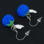 Серьги малинки синие с белыми листочками (Бижутерия)