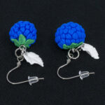 Серьги малинки синие с белыми листочками (Бижутерия)