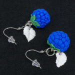 Серьги малинки синие с белыми листочками (Бижутерия)