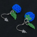 Серьги малинки синие с зелёными листочками (Бижутерия)