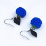 Серьги малинки синие с чёрными листочками (Бижутерия)