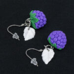 Серьги малинки фиолетовые с белыми листочками (Бижутерия)