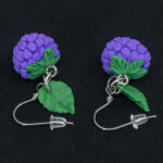 Серьги малинки фиолетовые с зелёными листочками (Бижутерия)