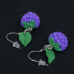 Серьги малинки фиолетовые с зелёными листочками (Бижутерия)