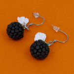 Серьги малинки чёрные с белыми листочками (Бижутерия)