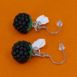 Серьги малинки чёрные с белыми листочками (Бижутерия)