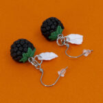 Серьги малинки чёрные с белыми листочками (Бижутерия)
