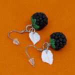 Серьги малинки чёрные с белыми листочками (Бижутерия)