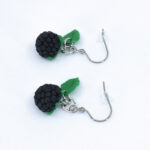 Серьги малинки чёрные с зелёными листочками (Бижутерия)