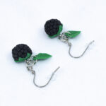 Серьги малинки чёрные с зелёными листочками (Бижутерия)