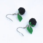 Серьги малинки чёрные с зелёными листочками (Бижутерия)